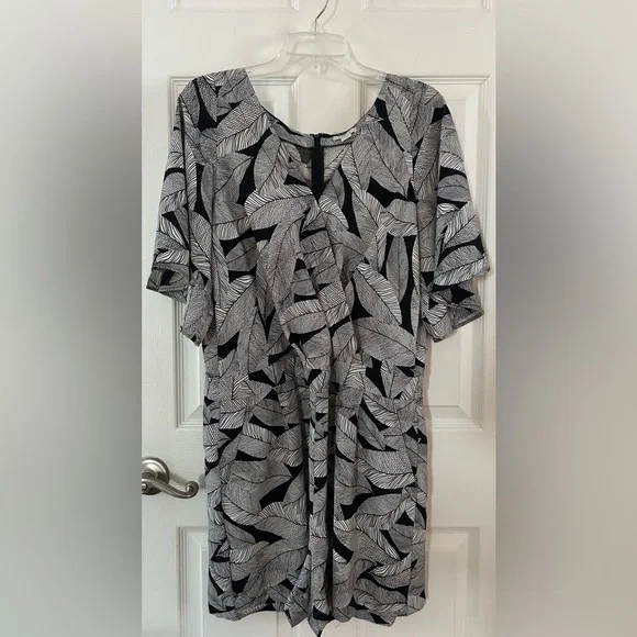 Loft Tropical Black & White Print Shorts
Romper V-Neck Size 14 - Picture 5 of 7